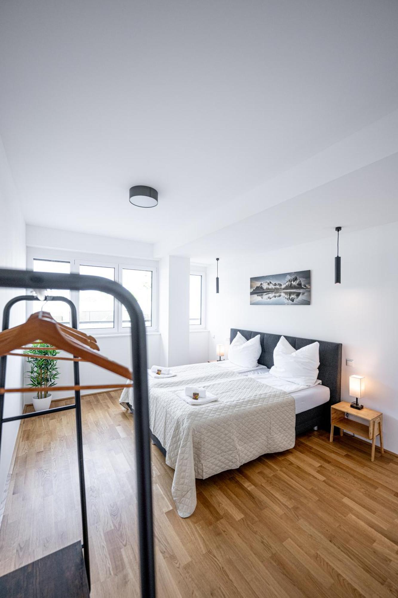 Free Parking, Luxury Beds, Nespresso, Netflix Apartment