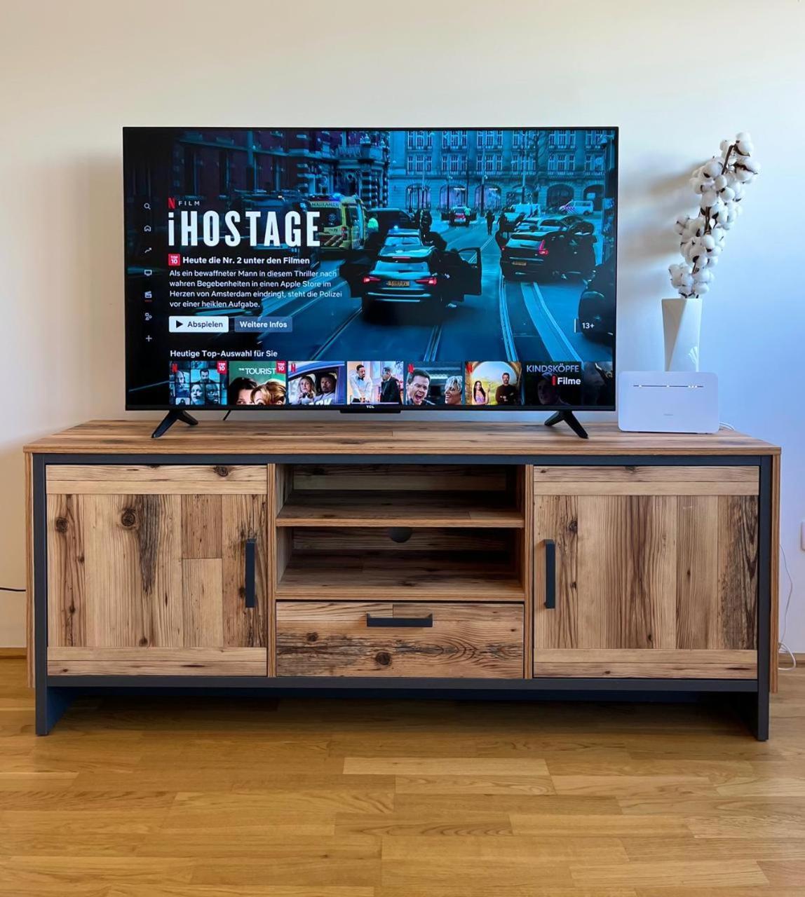 Free Parking, Luxury Beds, Nespresso, Netflix Apartment